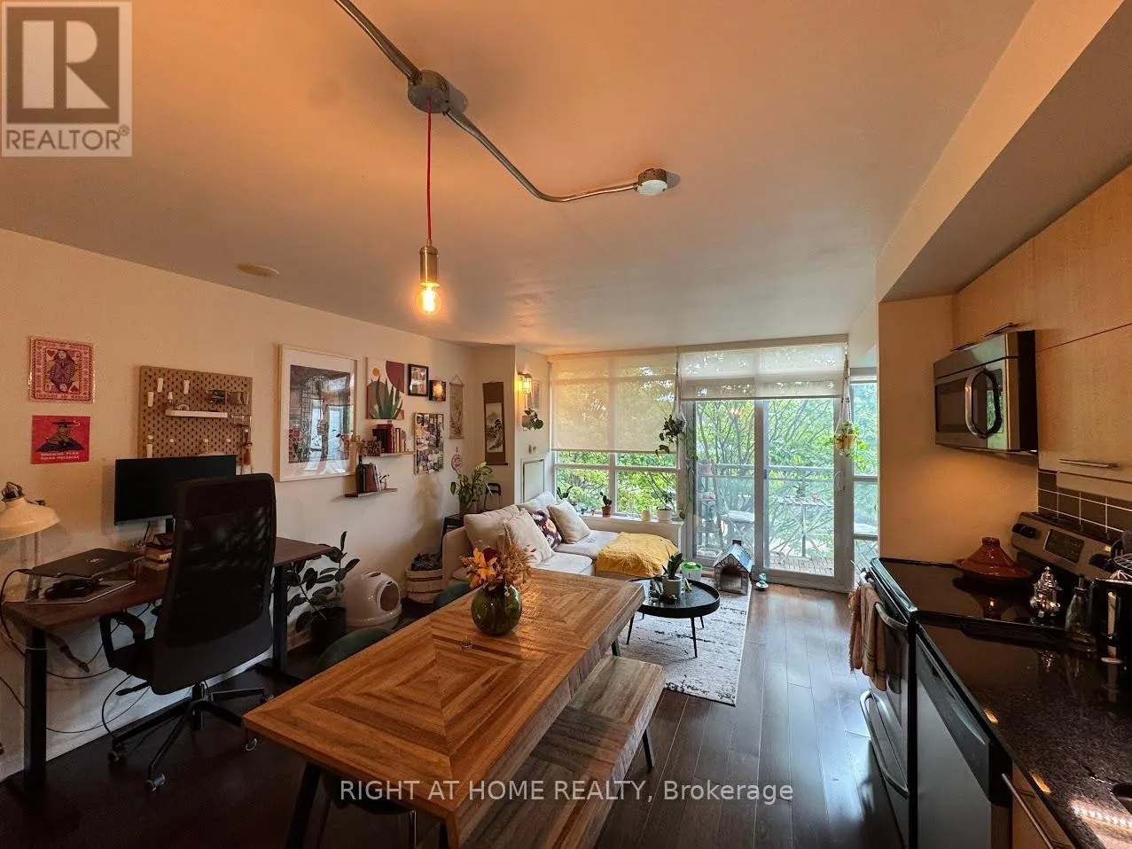 412 - 38 JOE SHUSTER WAY