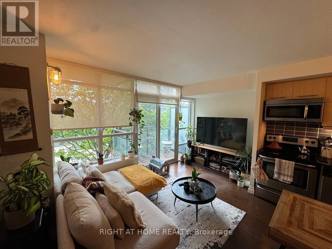 412 - 38 JOE SHUSTER WAY