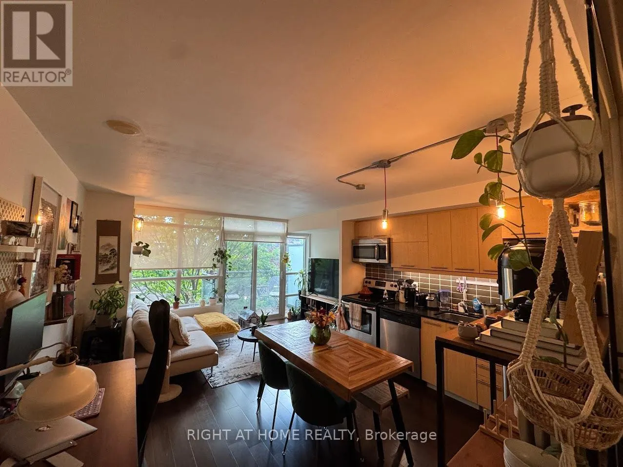 412 - 38 JOE SHUSTER WAY