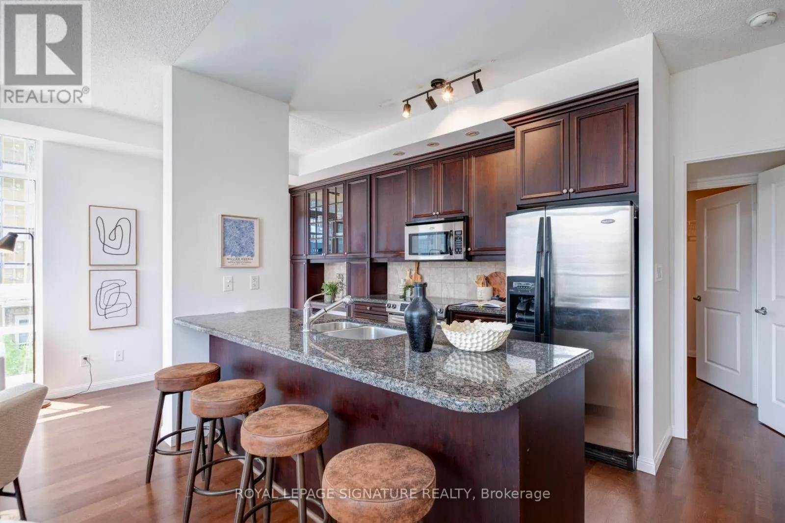 502 - 900 MOUNT PLEASANT ROAD