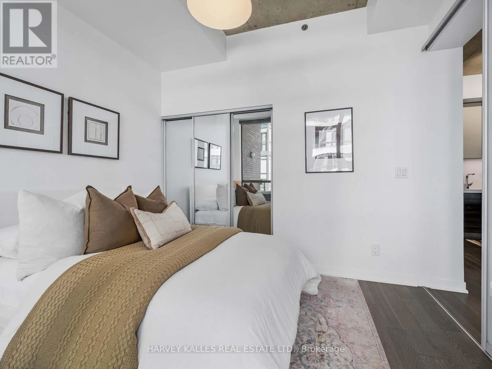 615 - 8 GLADSTONE AVENUE