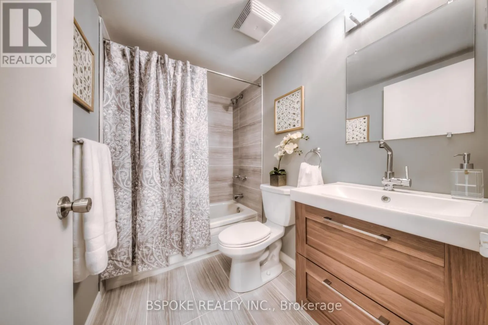 804 - 260 QUEENS QUAY W