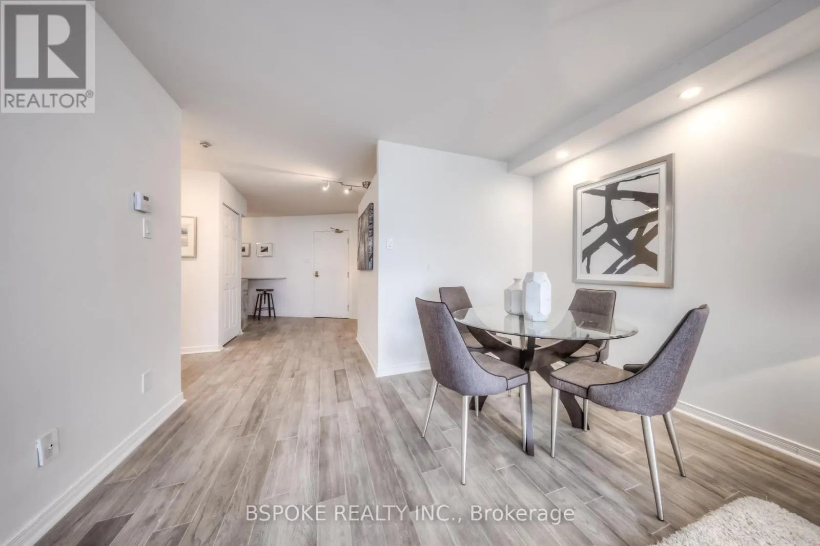 804 - 260 QUEENS QUAY W