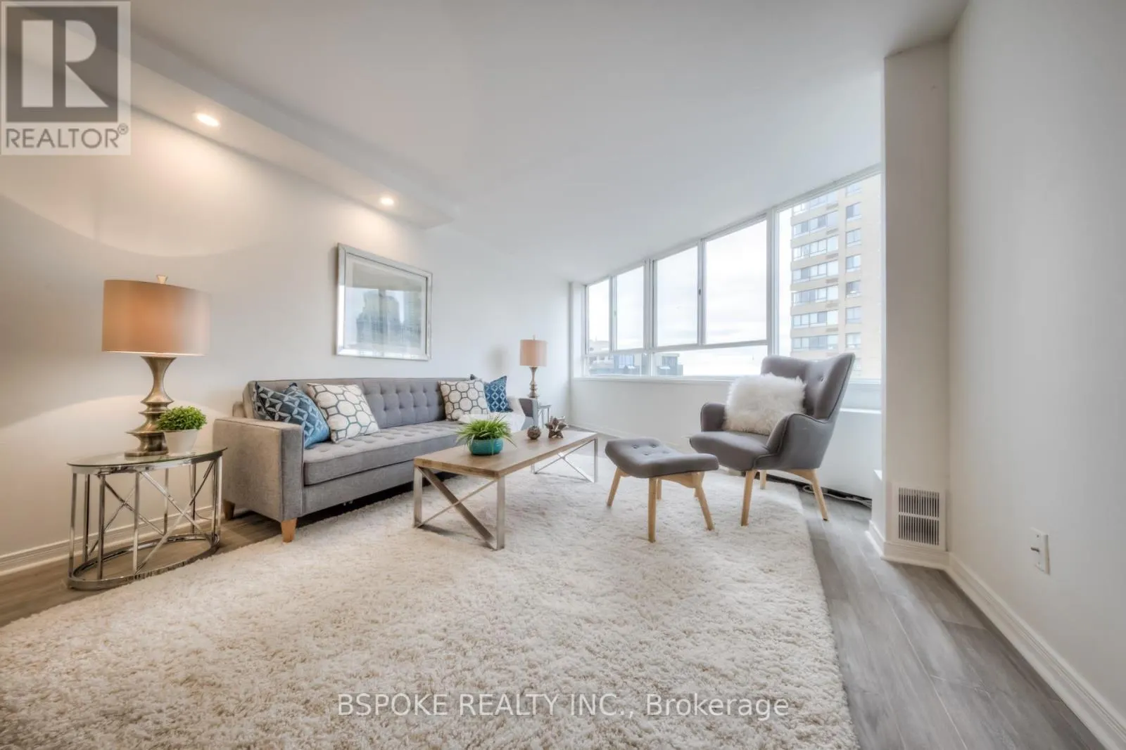 804 - 260 QUEENS QUAY W
