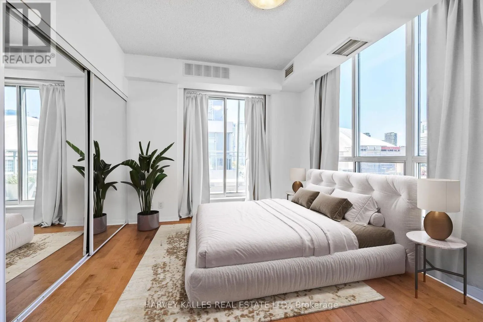 1115 - 228 QUEENS QUAY W