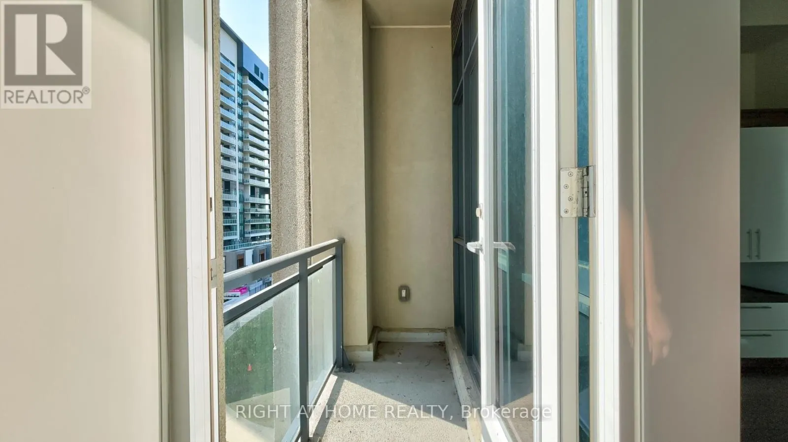 505 - 75 THE DONWAY W