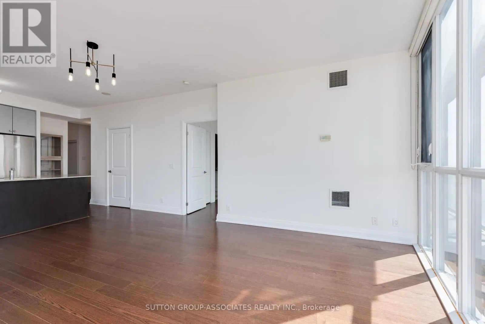 1502 - 530 ST. CLAIR AVENUE W