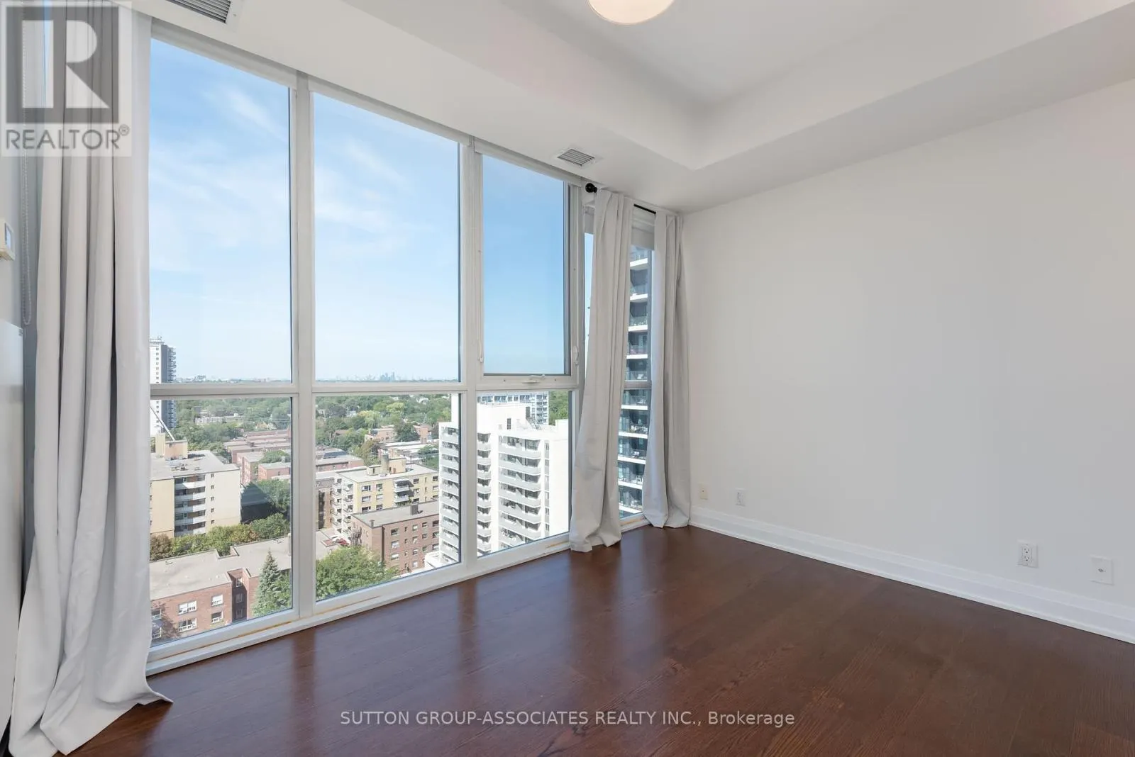 1502 - 530 ST. CLAIR AVENUE W