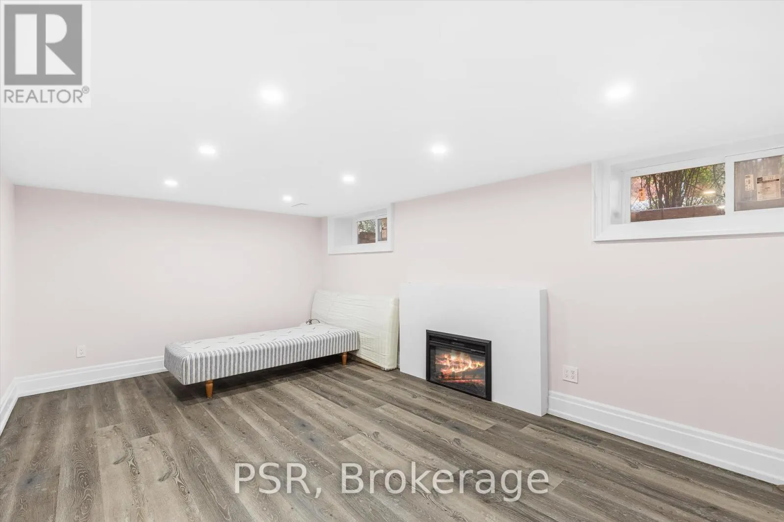 15 STRATHALLAN BOULEVARD
