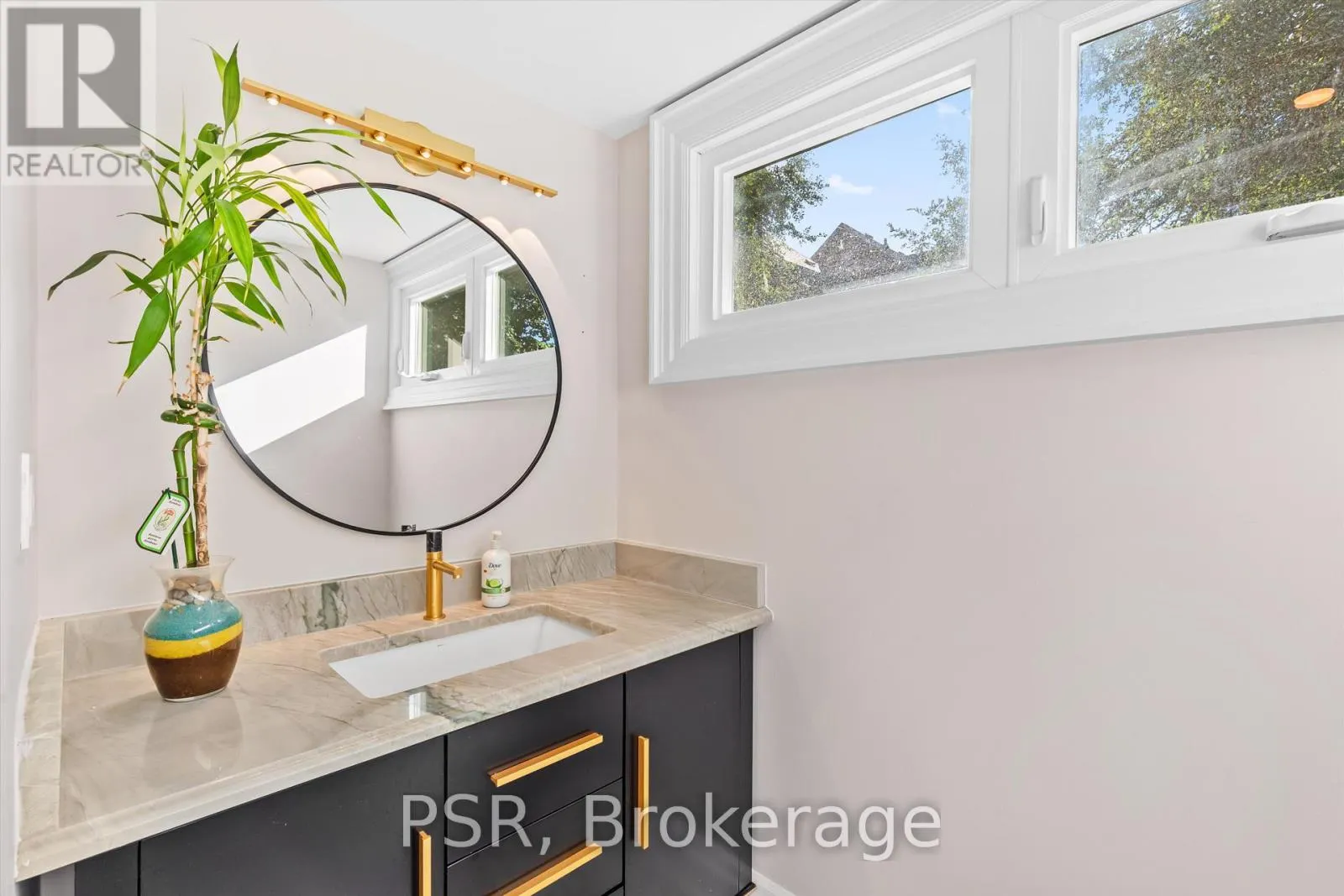 15 STRATHALLAN BOULEVARD