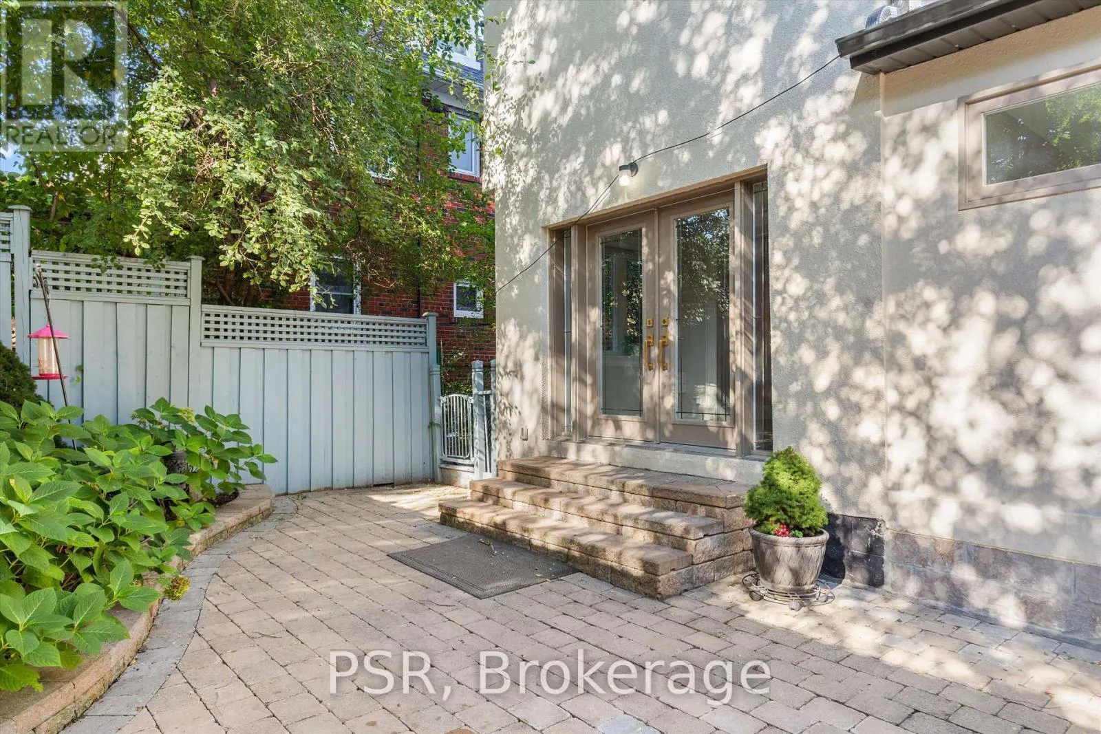 15 STRATHALLAN BOULEVARD