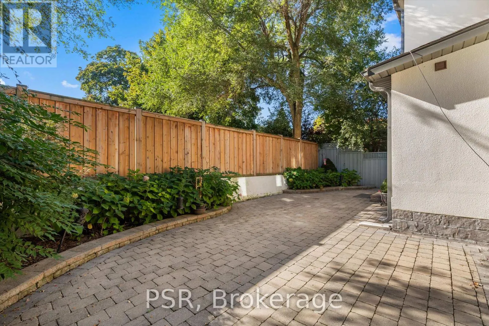 15 STRATHALLAN BOULEVARD