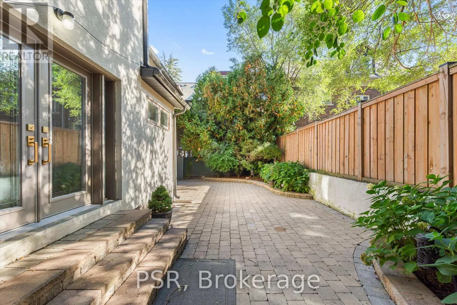 15 STRATHALLAN BOULEVARD
