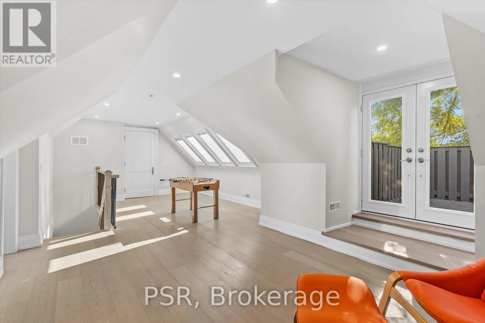 15 STRATHALLAN BOULEVARD