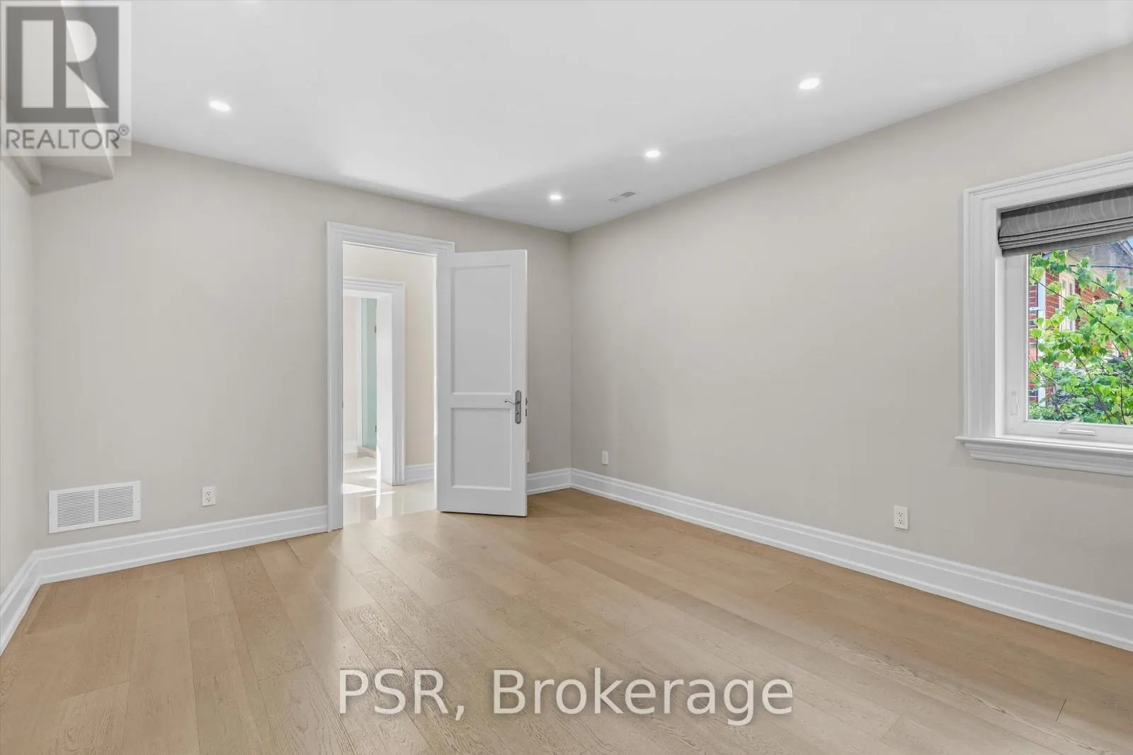 15 STRATHALLAN BOULEVARD