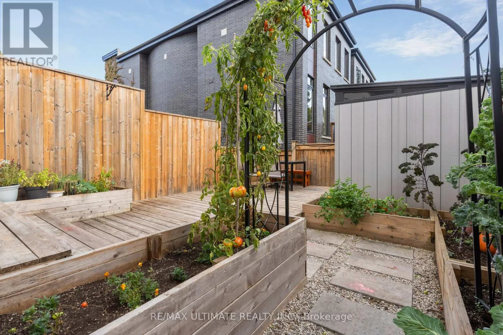 221 ERSKINE AVENUE