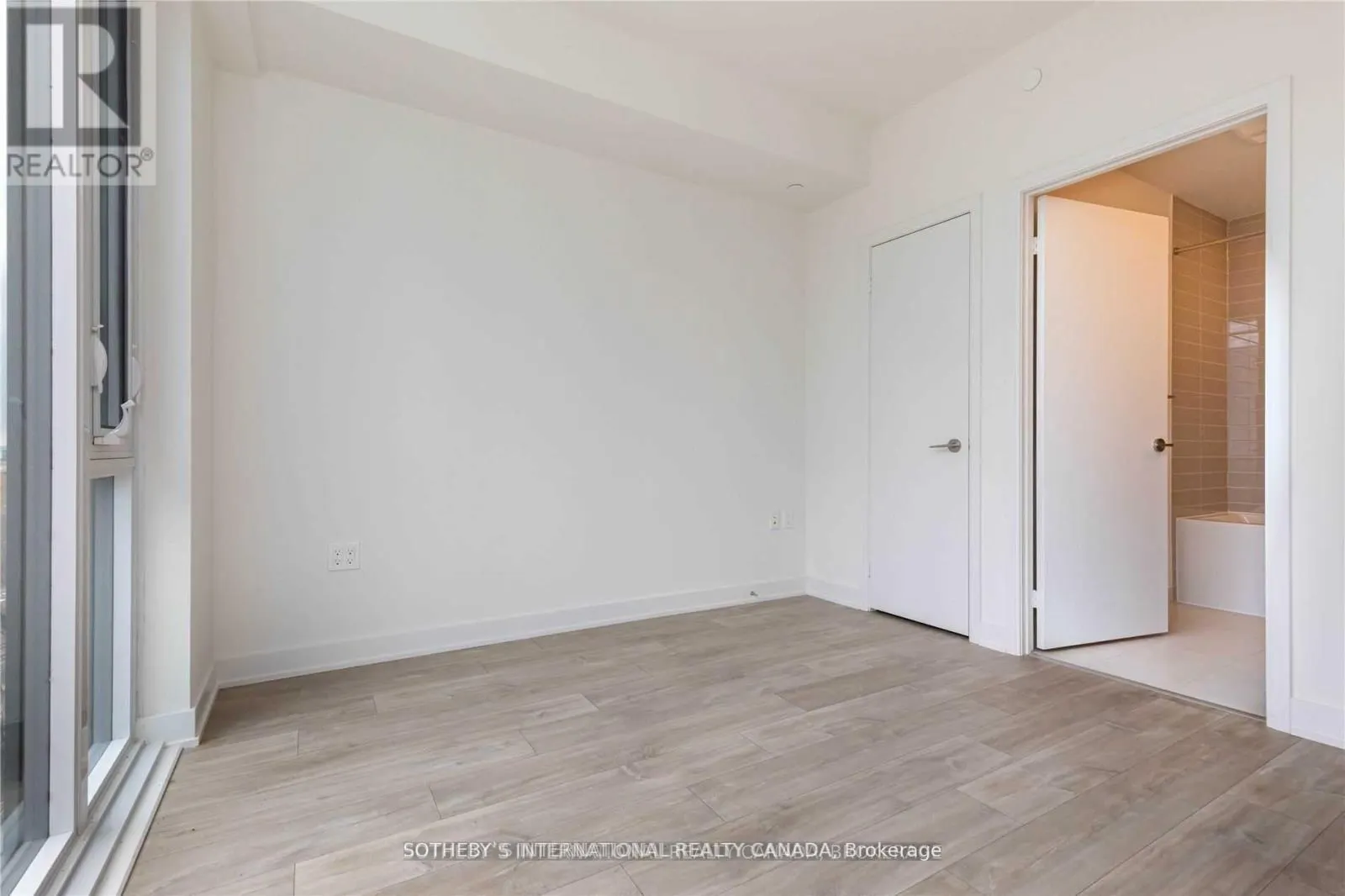 903E - 576 FRONT STREET W