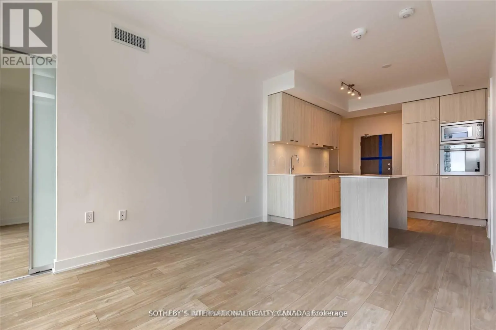 903E - 576 FRONT STREET W