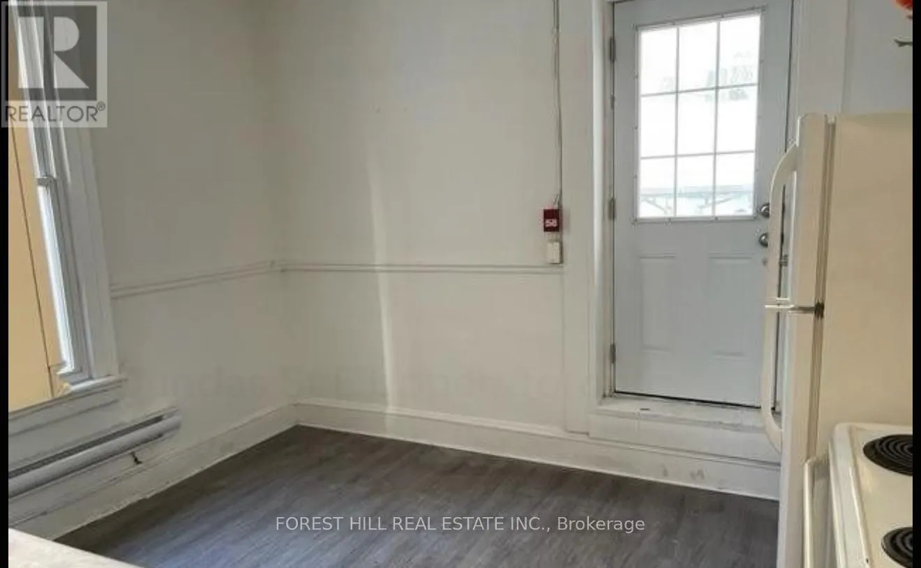 UPPER - 132 DUNDAS STREET E