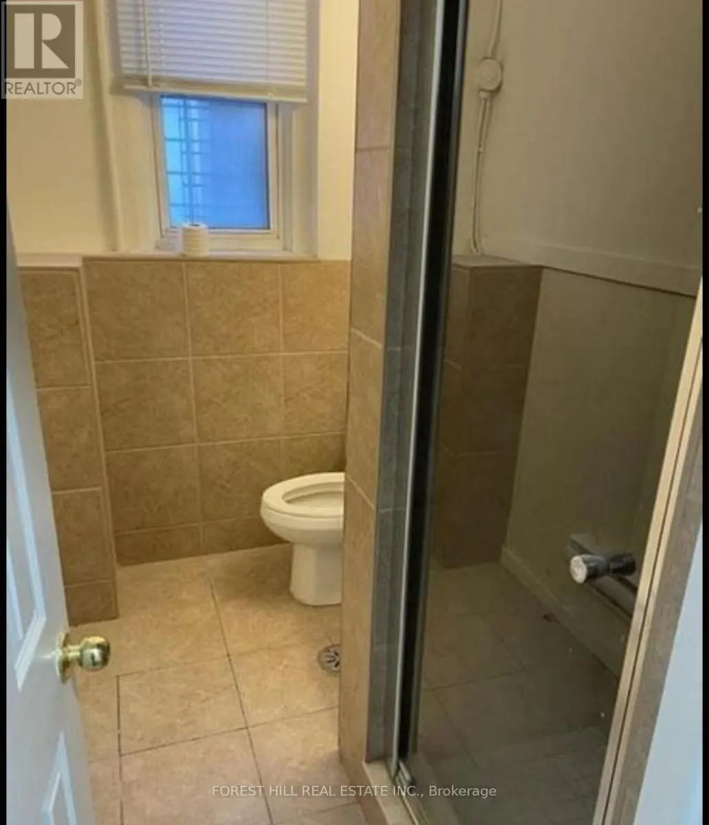 UPPER - 132 DUNDAS STREET E