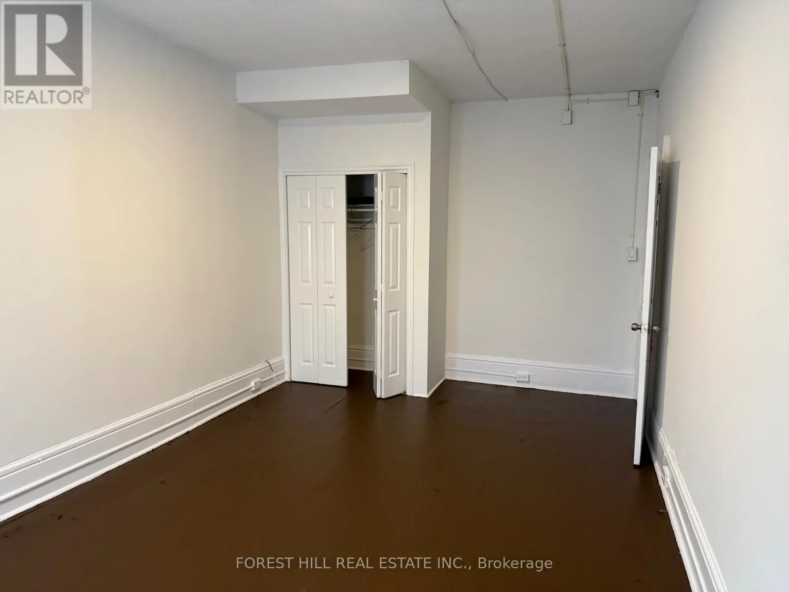 UPPER - 132 DUNDAS STREET E