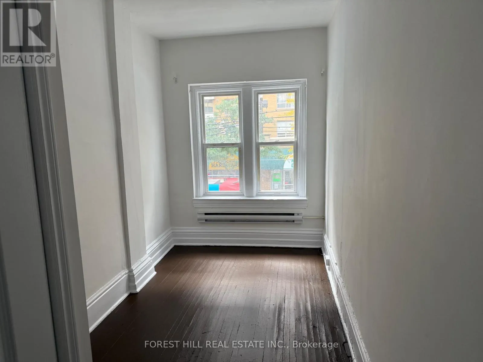 UPPER - 132 DUNDAS STREET E