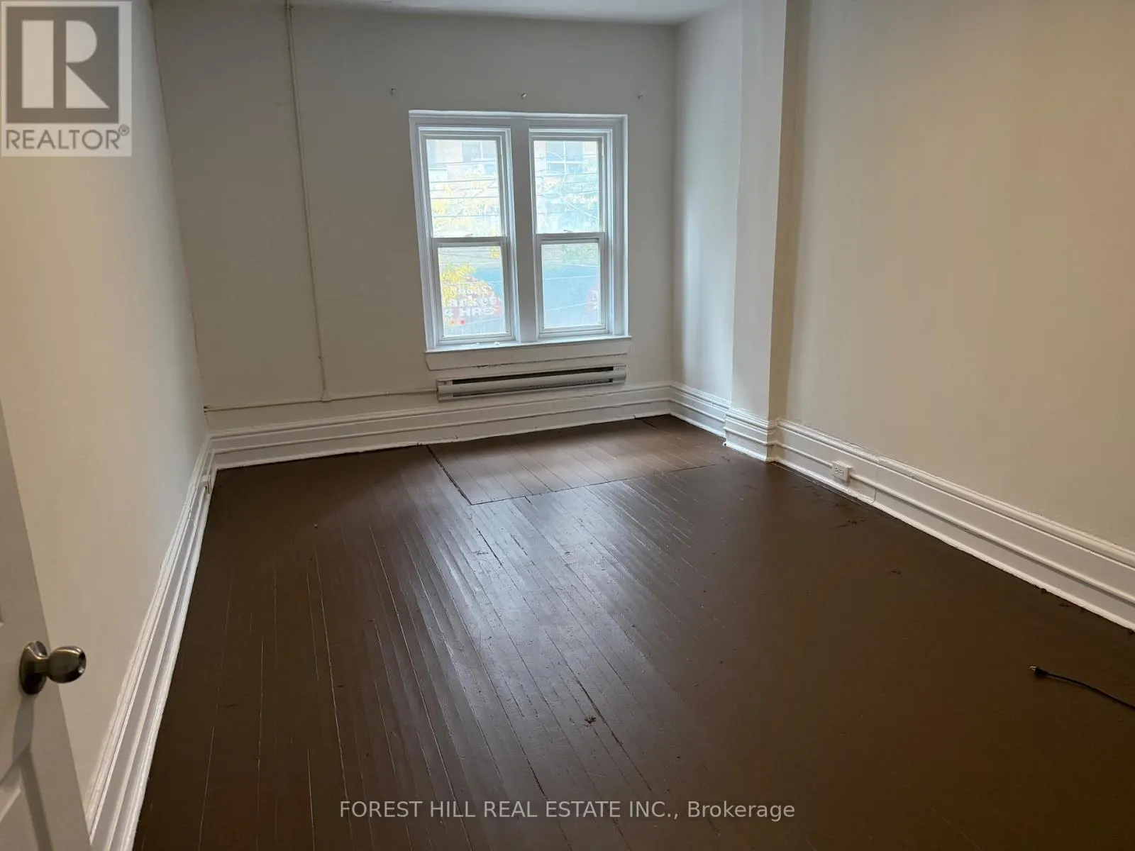 UPPER - 132 DUNDAS STREET E