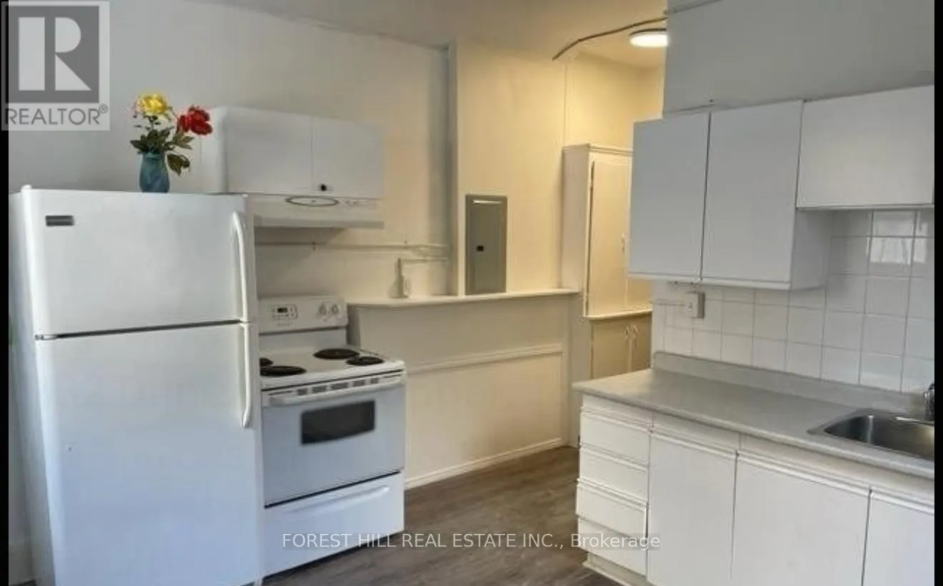 UPPER - 132 DUNDAS STREET E