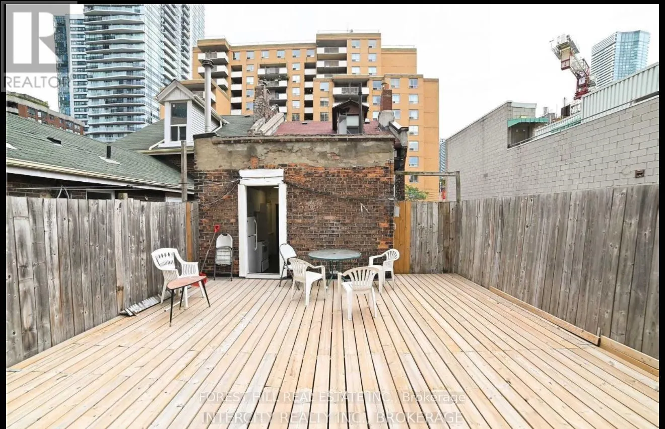 UPPER - 132 DUNDAS STREET E