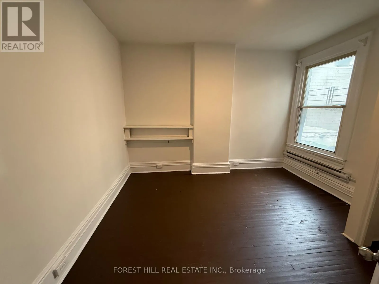 UPPER - 132 DUNDAS STREET E