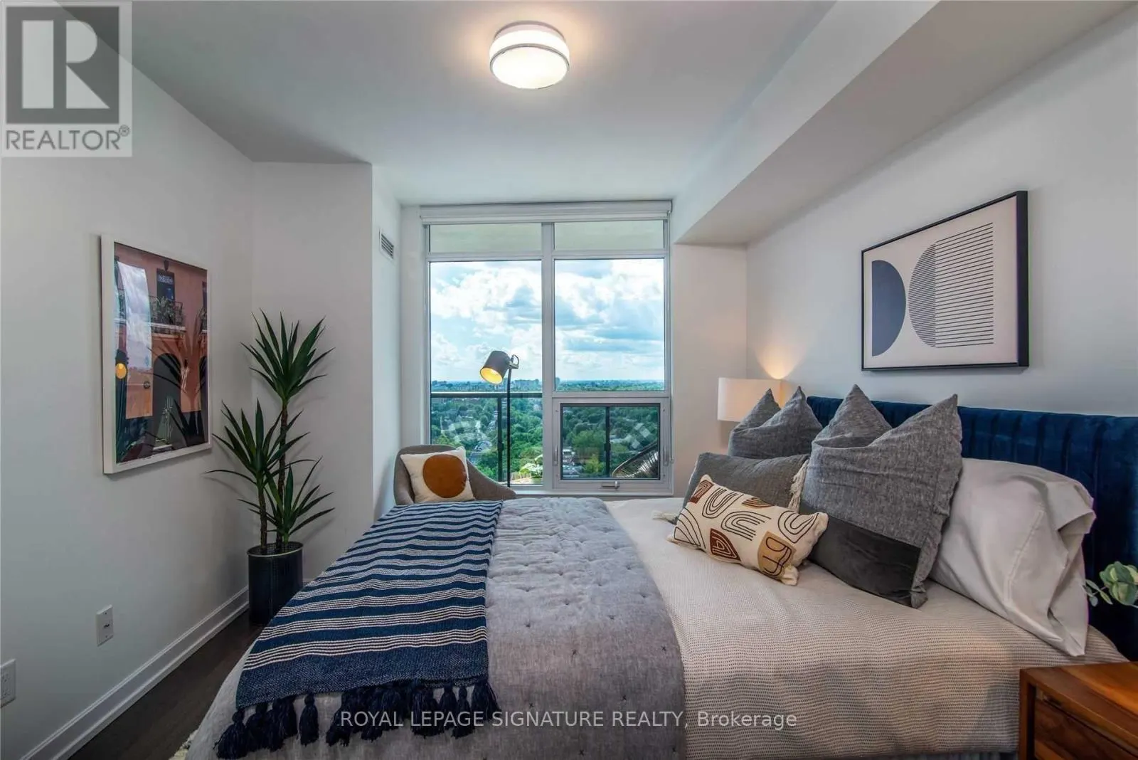 710 - 18 ERSKINE AVENUE