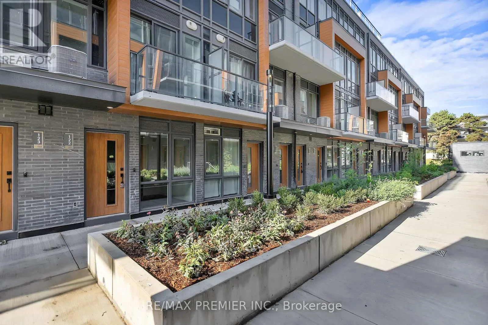 D18-#119 - 69 CURLEW DRIVE
