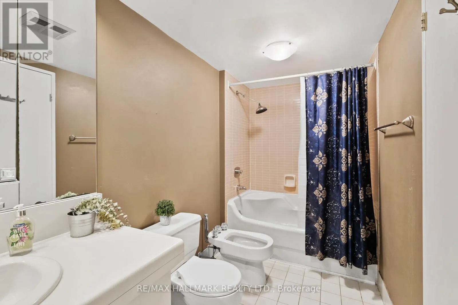 TH 15 - 260 HEATH STREET W