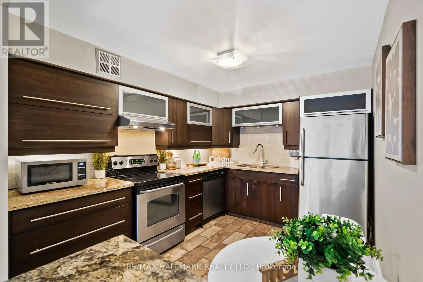 TH 15 - 260 HEATH STREET W