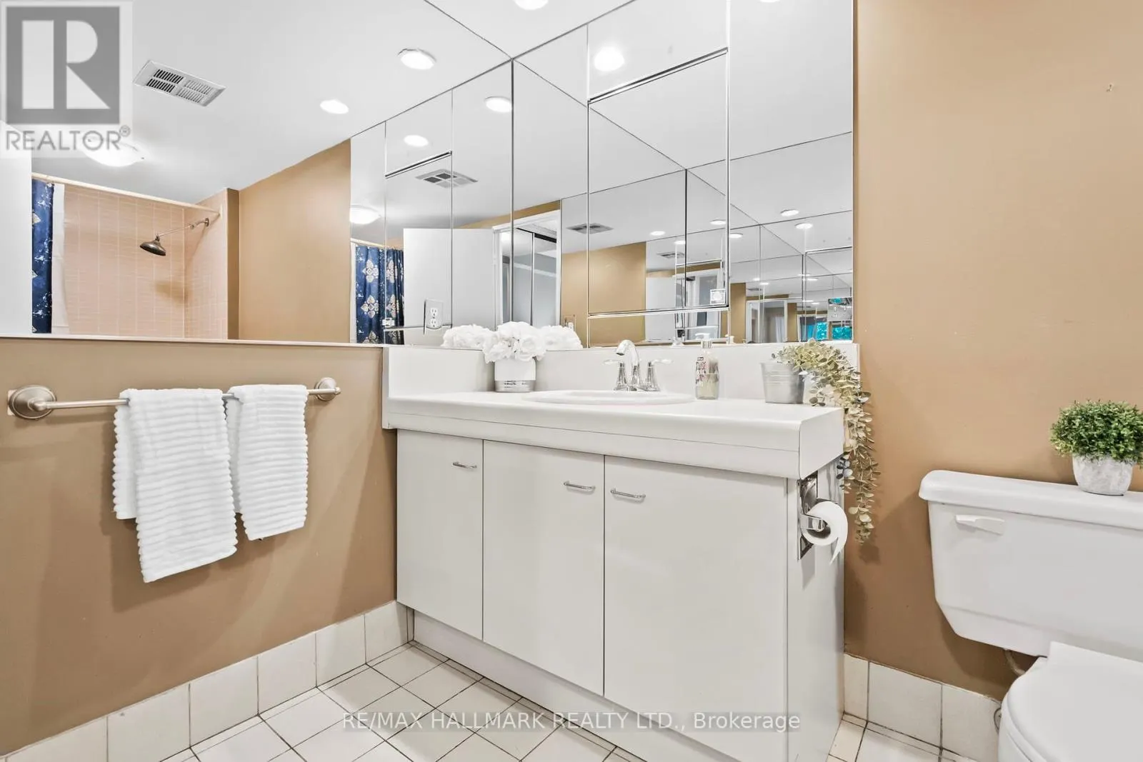 TH 15 - 260 HEATH STREET W