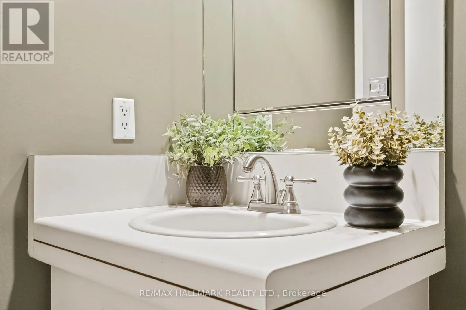 TH 15 - 260 HEATH STREET W