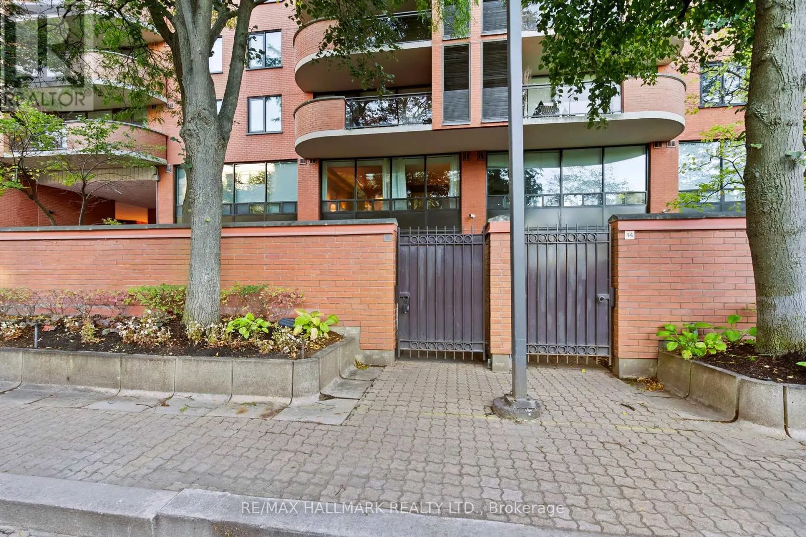 TH 15 - 260 HEATH STREET W