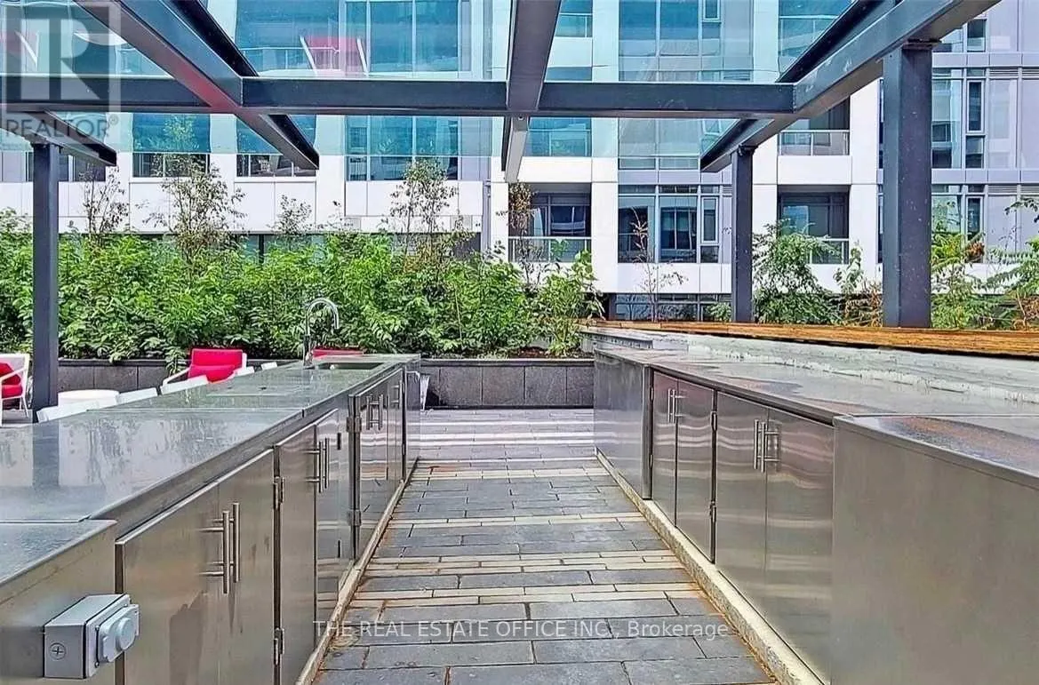 815W - 27 BATHURST STREET
