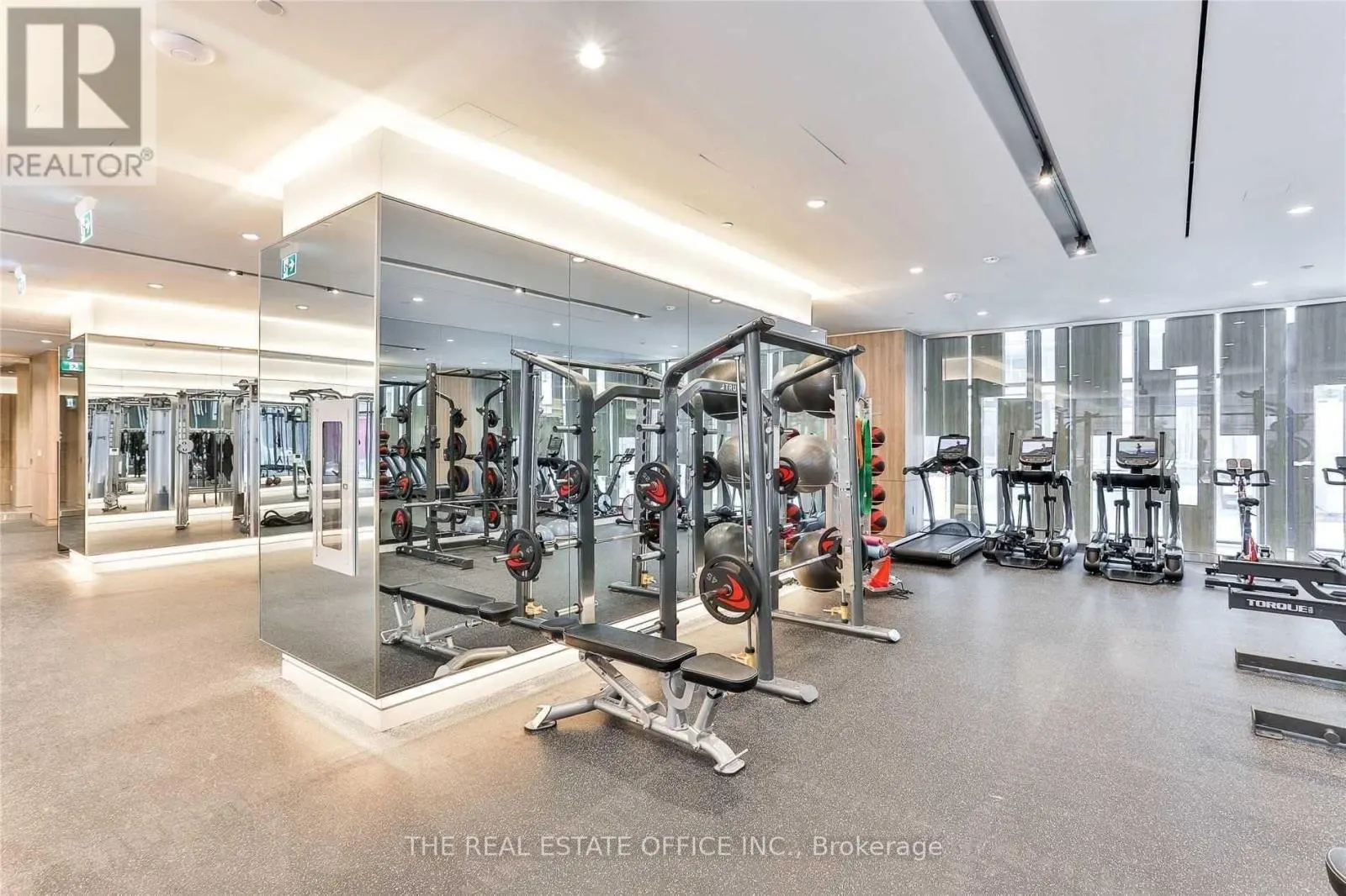 815W - 27 BATHURST STREET