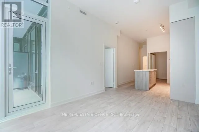 815W - 27 BATHURST STREET