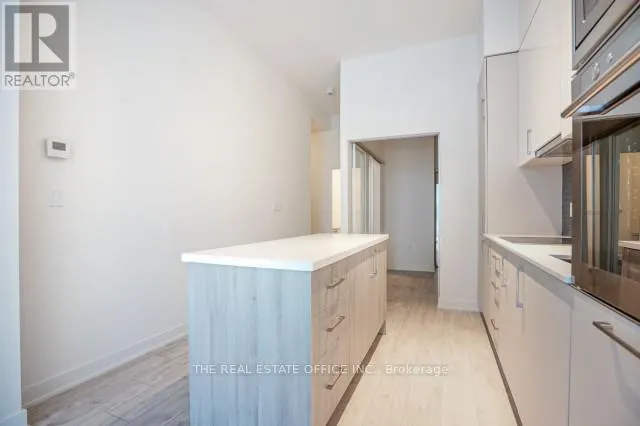 815W - 27 BATHURST STREET