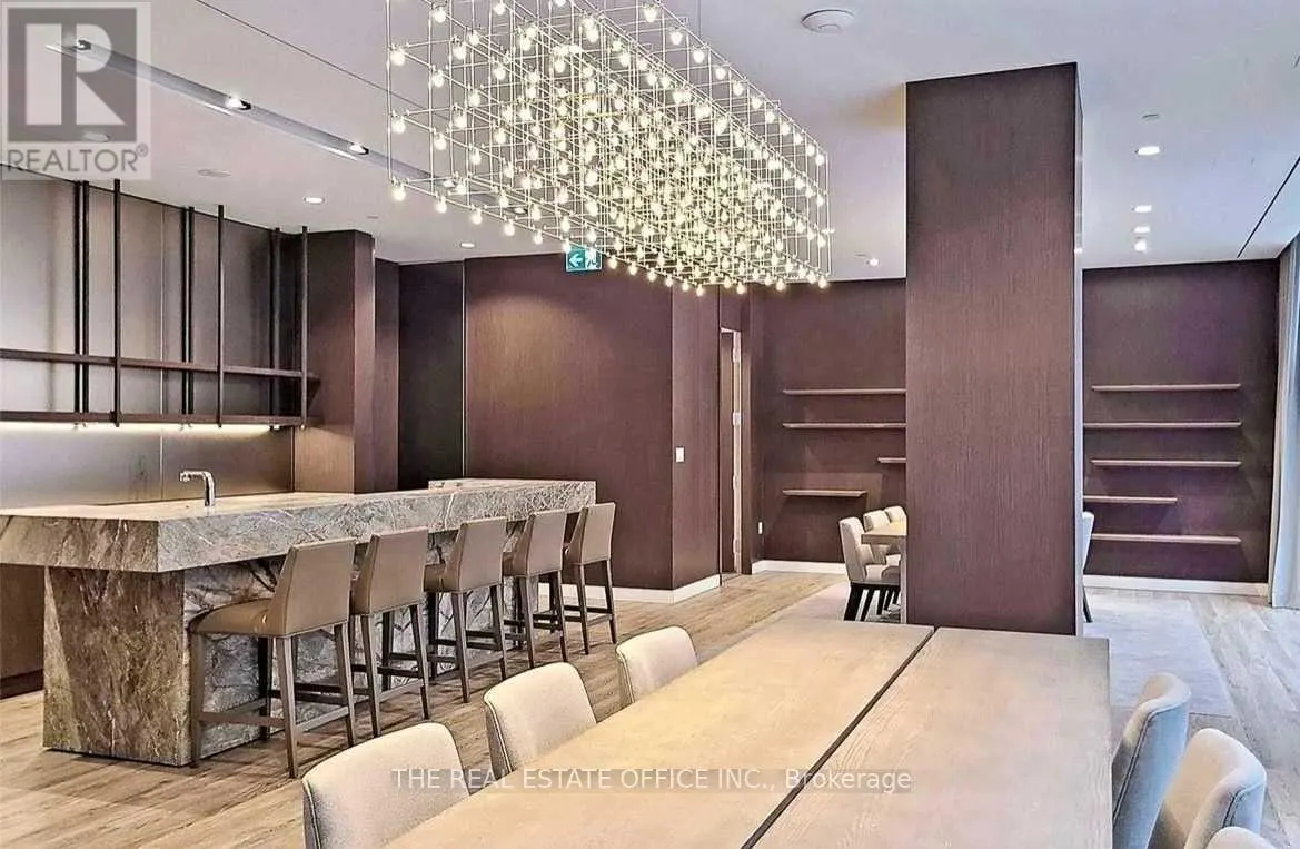 815W - 27 BATHURST STREET