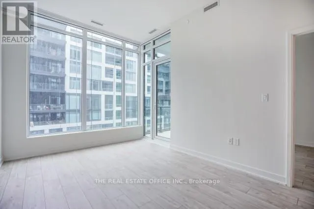 815W - 27 BATHURST STREET