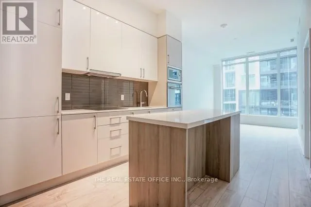 815W - 27 BATHURST STREET