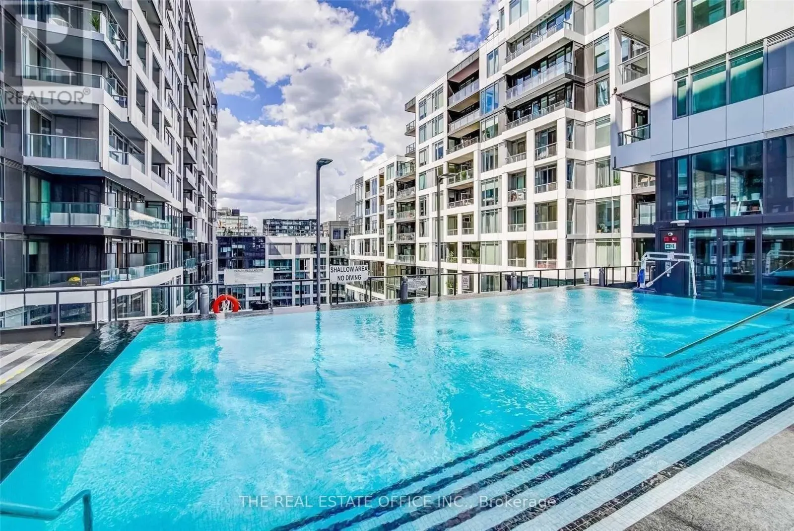 815W - 27 BATHURST STREET