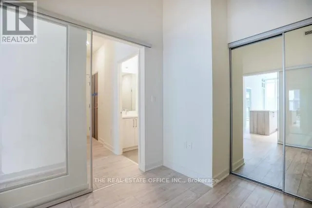815W - 27 BATHURST STREET