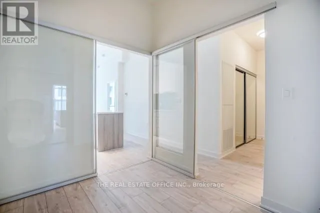 815W - 27 BATHURST STREET