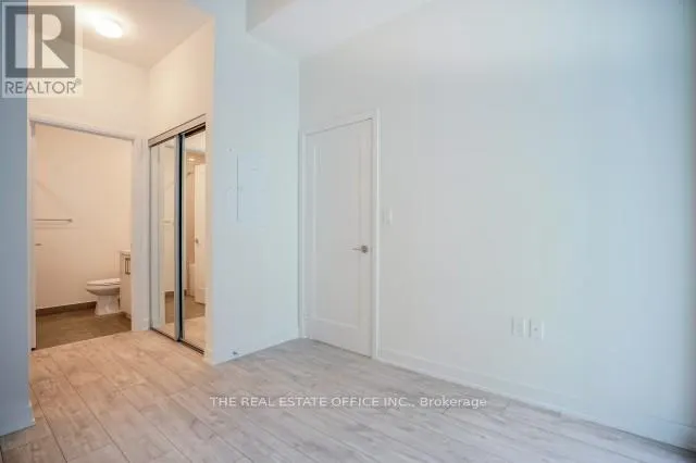 815W - 27 BATHURST STREET