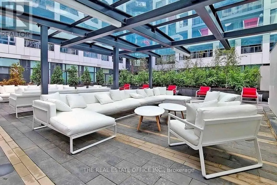 815W - 27 BATHURST STREET