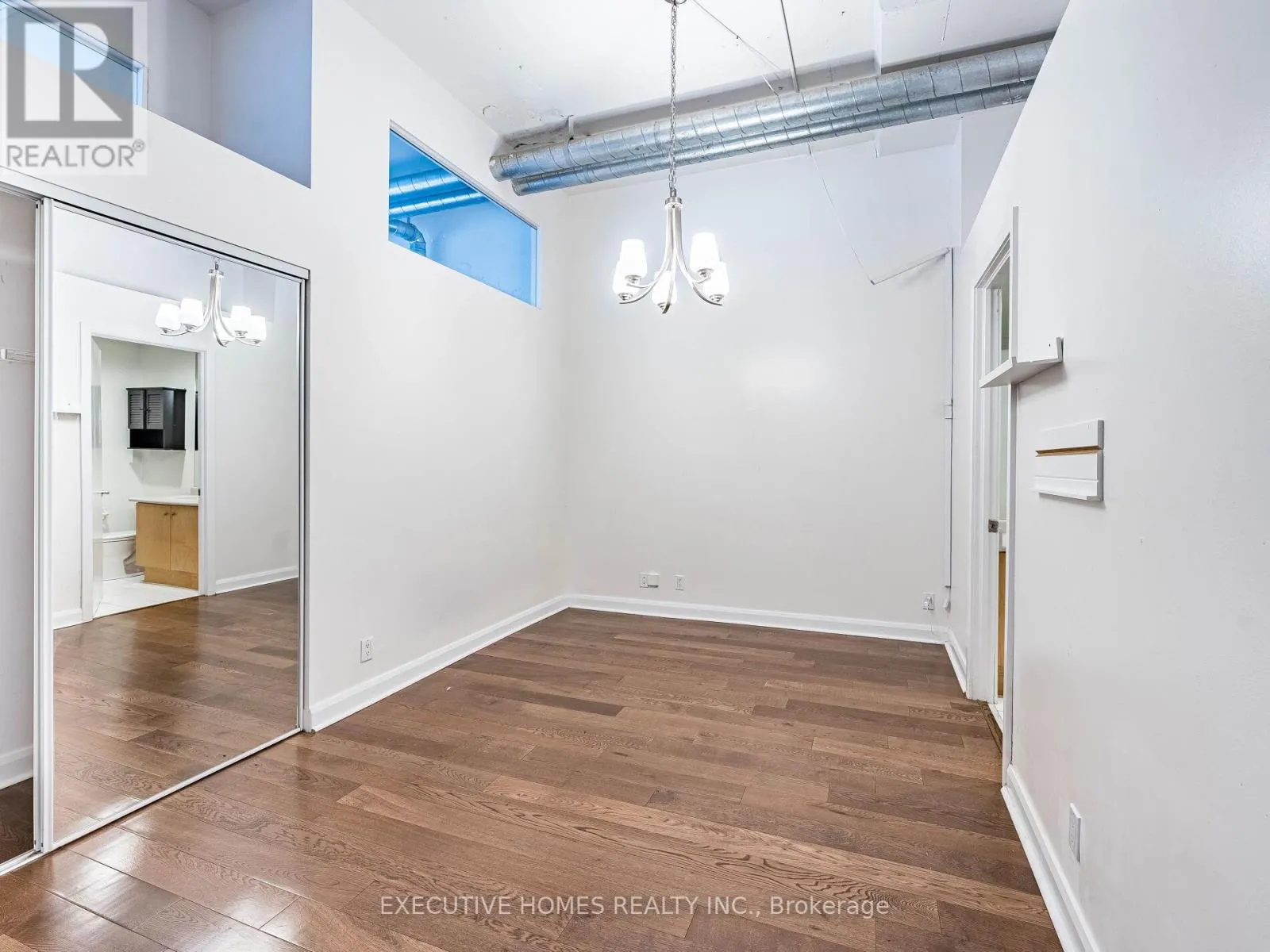 1004 - 700 KING STREET W